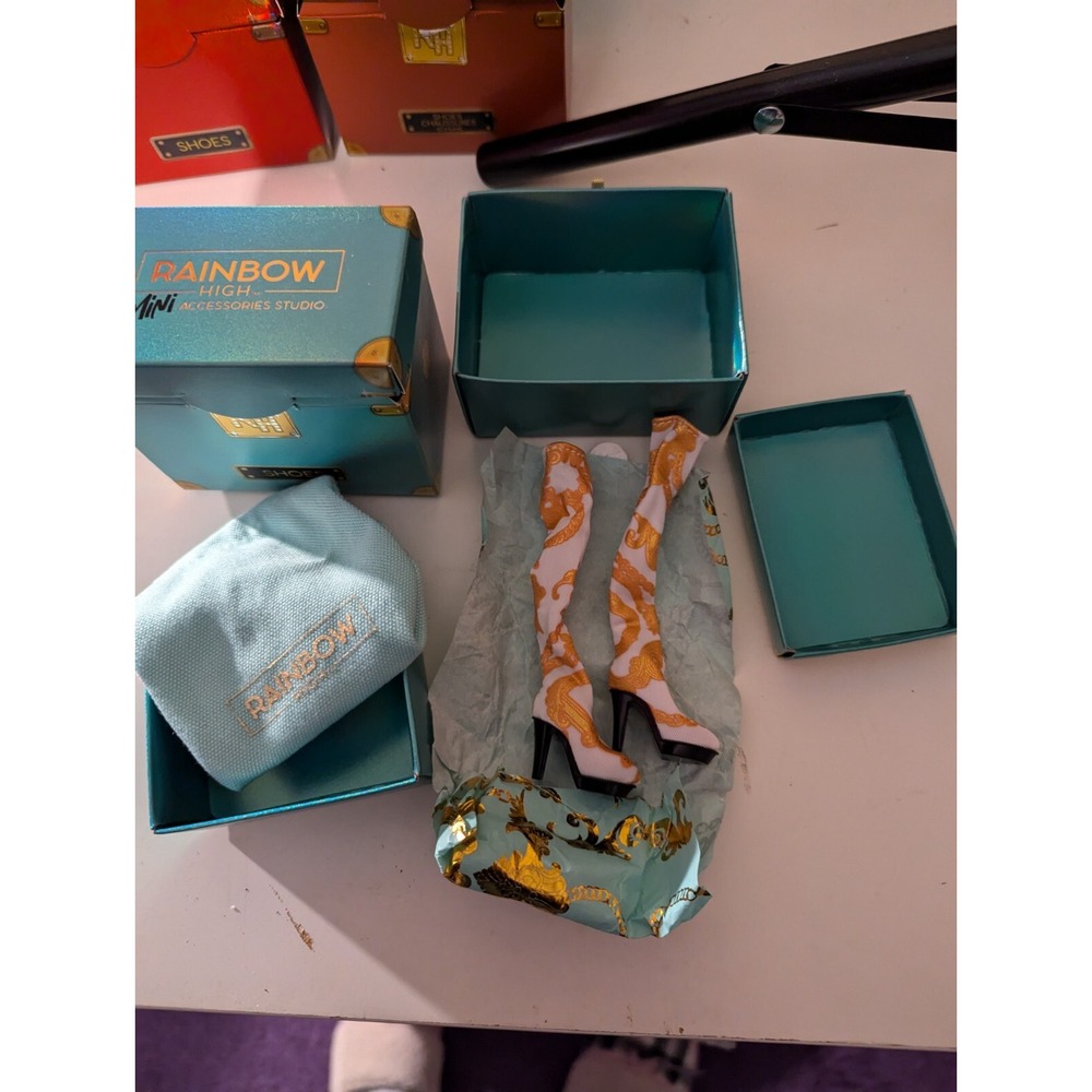 Rainbow High‎ mini Daphne Gold high boots with box & COA fits barbie size dolls